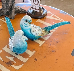 Pássaro decorativo tricolor (azul, marrom e branco) em resina, peça exclusiva da Marcenaria Tiradentes. Ideal para decorações sofisticadas e sustentáveis.