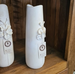Vaso de Cerâmica Branco com Flor Projetada em Alto Relevo na internet