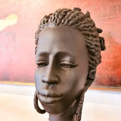 Escultura Busto Mulher com Brinco em Resina Marrom - loja online