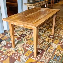 Imagem de uma linda Mesa de Jantar de Fazenda M em madeira de demolição, exibindo seu acabamento artesanal e design único, perfeita para espaços aconchegantes.