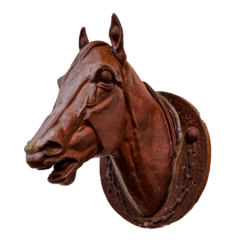 Imagem de uma escultura imponente de cabeça de cavalo em ferro fundido, similar ao design da entrada do Jockey Club, disponível na Marcenaria Tiradentes.