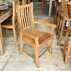 Cadeira com Encosto Ripado e Apoio de Braço em Demolição - Marcenaria Tiradentes - Móveis e Decoração Artesanais de alto padrão