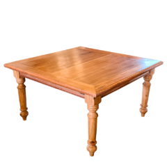 Mesa de jantar quadrada de 1,50 x 1,50 A em madeira de demolição com pés torneados, perfeita para decoração de interiores sofisticados.