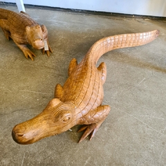 Escultura artesanal de crocodilo esculpido em madeira Angelim Pedra, produto exclusivo da Marcenaria Tiradentes.
