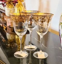 Taça Decorativa de Vidro para Vinho com Filigram Dourado - Marcenaria Tiradentes - Móveis e Decoração Artesanais de alto padrão