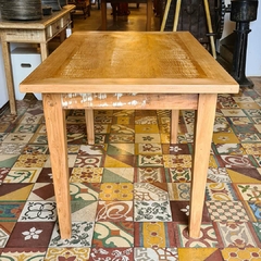 Imagem de uma linda Mesa de Jantar de Fazenda M em madeira de demolição, exibindo seu acabamento artesanal e design único, perfeita para espaços aconchegantes.