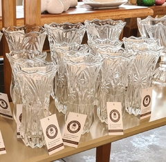 Vaso Decorativo Pequeno de Vidro Elegante com Relevos 19cm - Marcenaria Tiradentes - Móveis e Decoração Artesanais de alto padrão