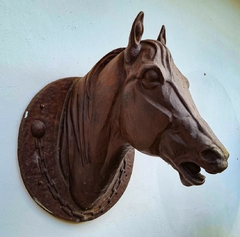 Escultura Cabeça de Cavalo Jockey Boca Aberta - Ferro Fundido - Marcenaria Tiradentes - Móveis e Decoração Artesanais de alto padrão