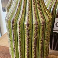 Vaso em Cerâmica Cacto Verde e Marrom Relevo Boca Fina - Marcenaria Tiradentes - Móveis e Decoração Artesanais de alto padrão