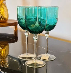Taça Decorativa de Vidro Verde para Vinho com Pé Torneado - Marcenaria Tiradentes - Móveis e Decoração Artesanais de alto padrão