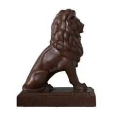 Escultura artesanal de leão sentado produzida em ferro fundido, perfeita para decoração sofisticada e sustentável.