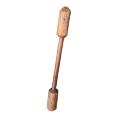 Socador de Pilão Antigo de Fazenda em madeira robusta, representando a artesania e tradição da Marcenaria Tiradentes