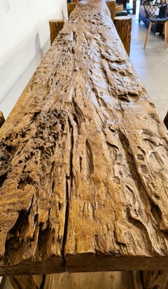 Aparador estilo Banca de Marceneiro em madeira de demolição, peça rústica e elegante da Marcenaria Tiradentes.