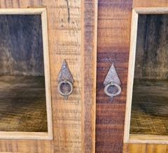 Armário Cristaleira rústico com duas portas de vidro e cinco vãos, feito em Madeira de Demolição, exclusividade da Marcenaria Tiradentes.
