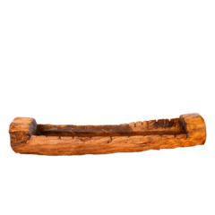 Cocho artesanal antigo, grande e com detalhes de dentes laterais, produzido em madeira sustentável, perfeito para decoração rústica