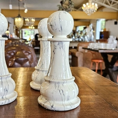 Peça de Xadrez Decorativa Peão em Poliresina Branca - comprar online