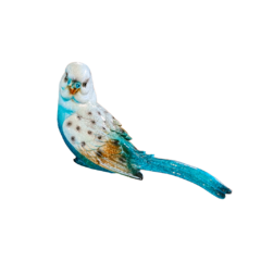 Pássaro decorativo tricolor (azul, marrom e branco) em resina, peça exclusiva da Marcenaria Tiradentes. Ideal para decorações sofisticadas e sustentáveis.