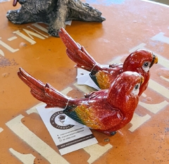 Pássaro decorativo em resina vermelha, representando a tradição e sofisticação dos produtos artesanais da Marcenaria Tiradentes.