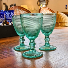 Taça de Vinho em Vidro Verde com Relevos Bolinhas 230ml - Marcenaria Tiradentes - Móveis e Decoração Artesanais de alto padrão