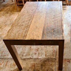 Mesa de Jantar Malhetada em Madeira de Demolição, com design exclusivo da Marcenaria Tiradentes, ideal para ambientes aconchegantes e sofisticados.
