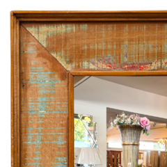 Espelho Retangular em madeira de demolição com patinação verde, refletindo o charme e exclusividade da Marcenaria Tiradentes