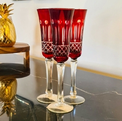 Taça Decorativa Fina de Vidro Vermelha para Champanhe - Marcenaria Tiradentes - Móveis e Decoração Artesanais de alto padrão