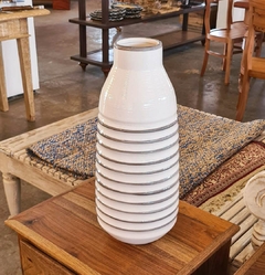 Vaso de Cerâmica Branco com Anéis Cinza - comprar online
