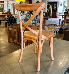 Cadeira Itália de design luxuoso com encosto em X e acabamento brilhante em verniz PU. Ideal para ambientes sofisticados.
