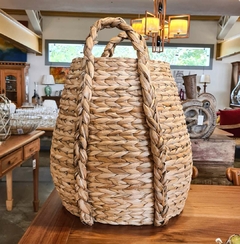 Balaio Jar artesanal em palha de taboa com alça, ideal para decoração e uso diário.