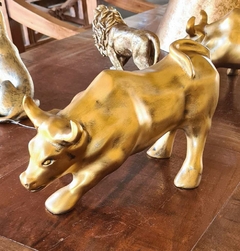 Escultura de Touro Wall Street Dourado Pequeno - Marcenaria Tiradentes - Móveis e Decoração Artesanais de alto padrão