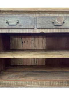 Buffet rústico em madeira de demolição com 4 gavetas e 4 portas, destacando o acabamento artesanal exclusivo da Marcenaria Tiradentes.