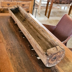 Cocho de madeira antiga com bordas retas, exemplificando a tradicional marcenaria de Tiradentes e sustentabilidade
