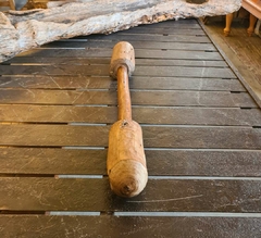 Socador de Pilão de Fazenda II, produzido em madeira antiga, representando a tradição artesanal da Marcenaria Tiradentes