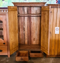Guarda Roupa rústico com 2 gavetas e cabide, feito em madeira de demolição pela Marcenaria Tiradentes.