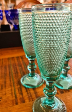 Taça de Champanhe em Vidro Verde com Relevos de Bolinhas na internet