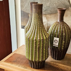 Imagem do Vaso em Cerâmica Cacto Verde e Marrom Relevo Boca Fina