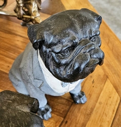 Escultura Decorativa Cachorro Bulldog Cinza em Poliresina - Marcenaria Tiradentes - Móveis e Decoração Artesanais de alto padrão