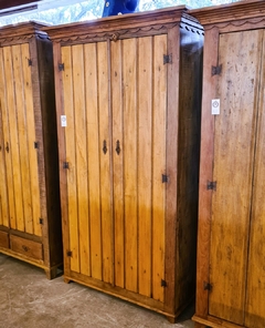 Guarda Roupa rústico de 2 gavetas internas e cabide em madeira de demolição, refletindo a qualidade e tradição da Marcenaria Tiradentes.