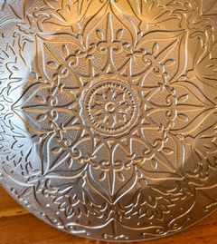 Centro de Mesa Decorativo Ravenna 43cm em cor turquesa, representando a sofisticação e sustentabilidade da Marcenaria Tiradentes.