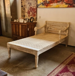 Recamier branco patinado feito de madeira de demolição, design sustentável e exclusivo da Marcenaria Tiradentes.
