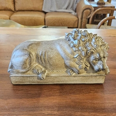 Escultura Leão Decorativo Deitado em Resina Bege na internet