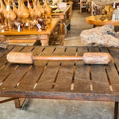 Socador de Pilão de Fazenda II, produzido em madeira antiga, representando a tradição artesanal da Marcenaria Tiradentes