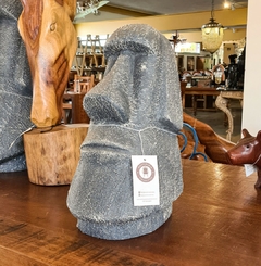 Escultura Cabeça Moai Texturizada Arenite Cinza Média - Marcenaria Tiradentes - Móveis e Decoração Artesanais de alto padrão