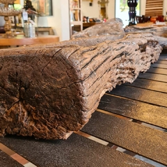 Cocho de madeira antiga de fazenda com abertura lateral, ideal para decoração rústica e sustentável
