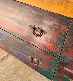 Imagem de Rack Patinado com 8 gavetas nas cores verde e azul, produzido em madeira de demolição pela Marcenaria Tiradentes.