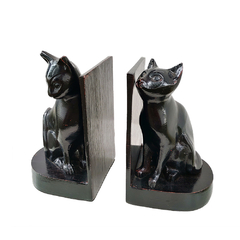 Suporte para livros em formato de gatos pretos feito de alumínio fundido, ideal para decoração sustentável e sofisticada.