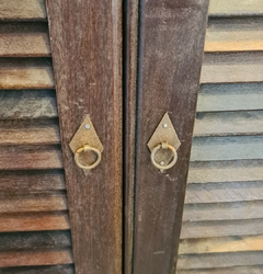 Armário Veneziana de duas portas e uma gaveta em Madeira de Demolição, com acabamento rústico e resistente, valorizando sua beleza natural.