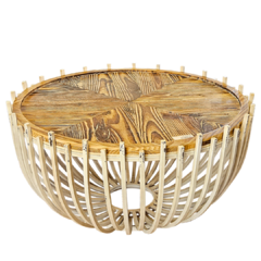 Mesa de centro artesanal da Marcenaria Tiradentes, feita com detalhes em metal, madeira robusta e trama de rattan, ideal para ambientes descontraídos