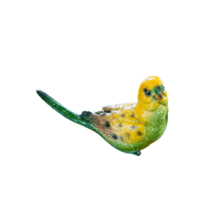 Pássaro artesanal de resina nas cores amarelo e verde, representando a qualidade e exclusividade da Marcenaria Tiradentes.