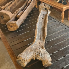 Cocho de madeira antiga em formato Y, perfeito para decoração vintage e sustentável